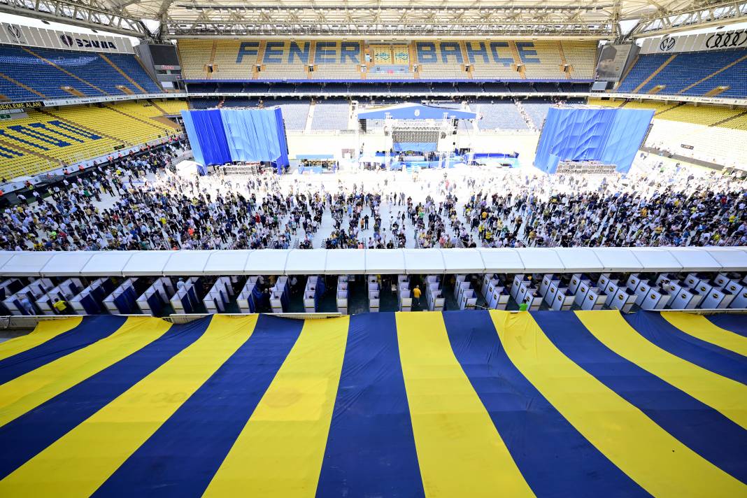 Fenerbahçe'nin Tarihi Günü: Ali Koç ve Aziz Yıldırım  Başkanlık için Yarışıyor! Taraftarlar Sandık Başında 1