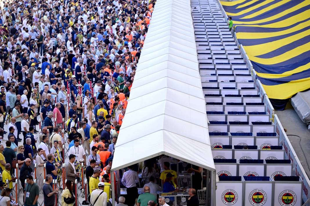 Fenerbahçe'nin Tarihi Günü: Ali Koç ve Aziz Yıldırım  Başkanlık için Yarışıyor! Taraftarlar Sandık Başında 4