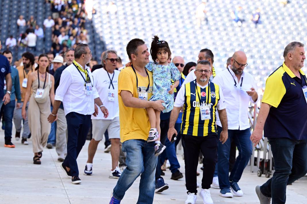 Fenerbahçe'nin Tarihi Günü: Ali Koç ve Aziz Yıldırım  Başkanlık için Yarışıyor! Taraftarlar Sandık Başında 6