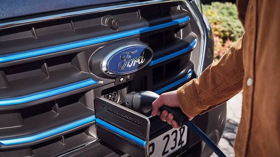 Ford Transit Yeni Model Çıkardı: Eller Direksiyondayken Vites Değiştiriyor 8