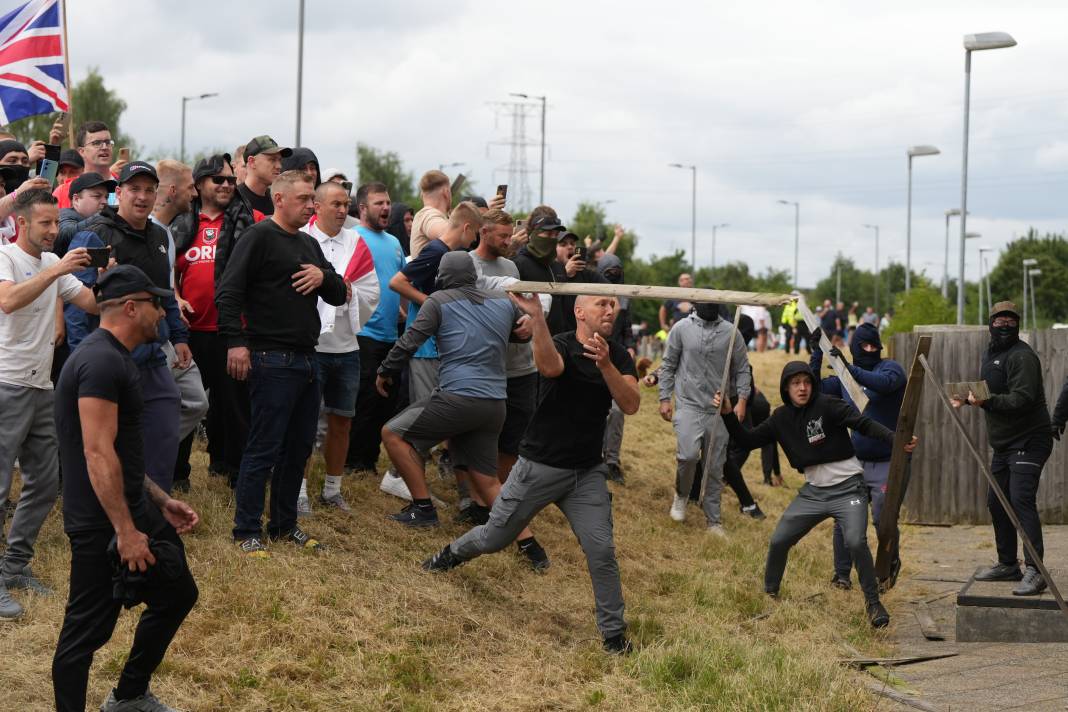 Güney Yorkshire bölgesindeki Rotherham'da ırkçılık karşıtı protesto düzenlendi 1