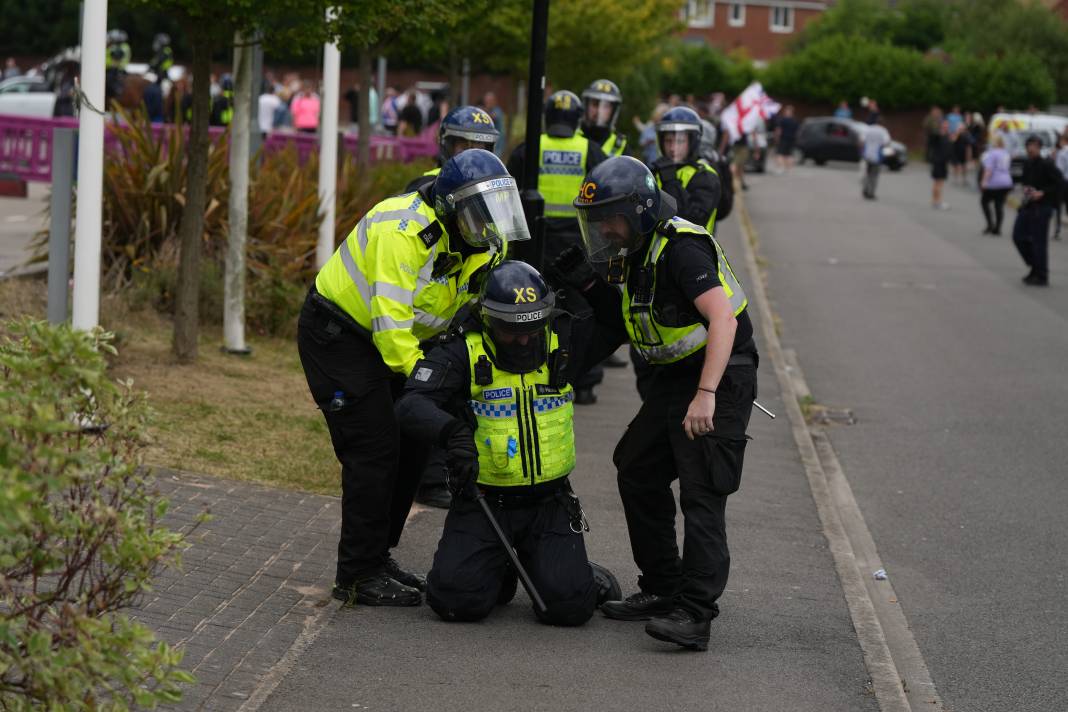 Güney Yorkshire bölgesindeki Rotherham'da ırkçılık karşıtı protesto düzenlendi 4