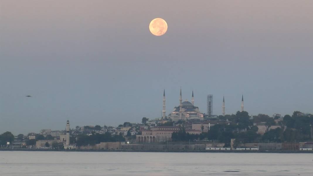 Görenler mest oldu! Normal halinden yüzde 30 daha parlak ve dünyaya hiç olmadığı kadar yakındı 2