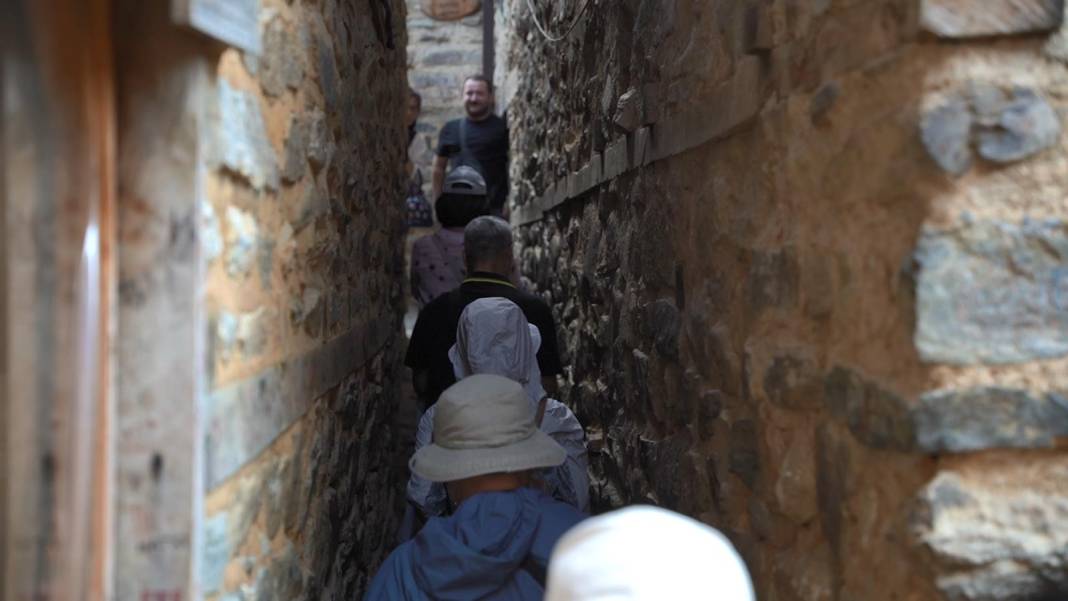 Hayat kurtaran sır ortaya çıktı: İki kişi aynı anda sığamıyor! Binlerce kişi girmek için sıralanıyor 6