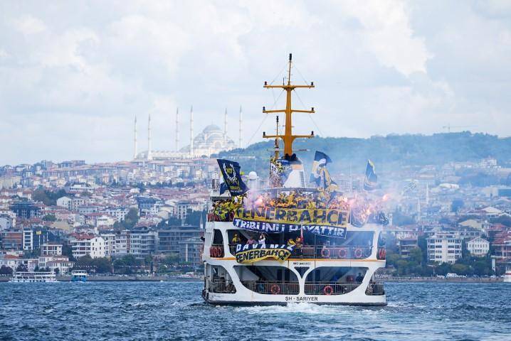 Fenerbahçe taraftarı derbi ateşini Boğaz'ın ortasında yaktı 1