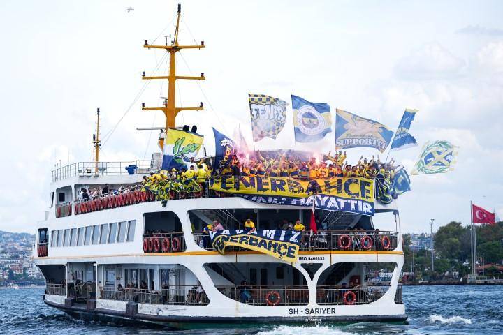 Fenerbahçe taraftarı derbi ateşini Boğaz'ın ortasında yaktı 2