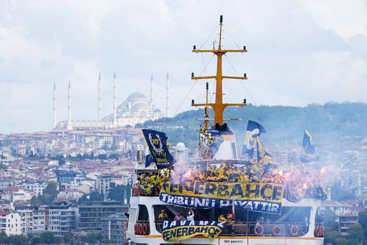 Fenerbahçe taraftarı derbi ateşini Boğaz'ın ortasında yaktı 3