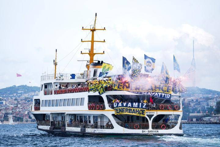 Fenerbahçe taraftarı derbi ateşini Boğaz'ın ortasında yaktı 7