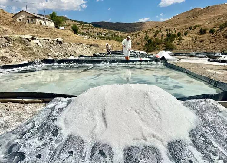 1000 yıldır 1700 metre rakımdan çıkarılıyor. Bol mineralli olduğu için Avrupa'da çok talep görüyor 1