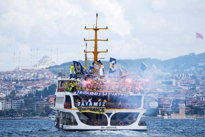 Fenerbahçe taraftarı derbi ateşini Boğaz'ın ortasında yaktı 6