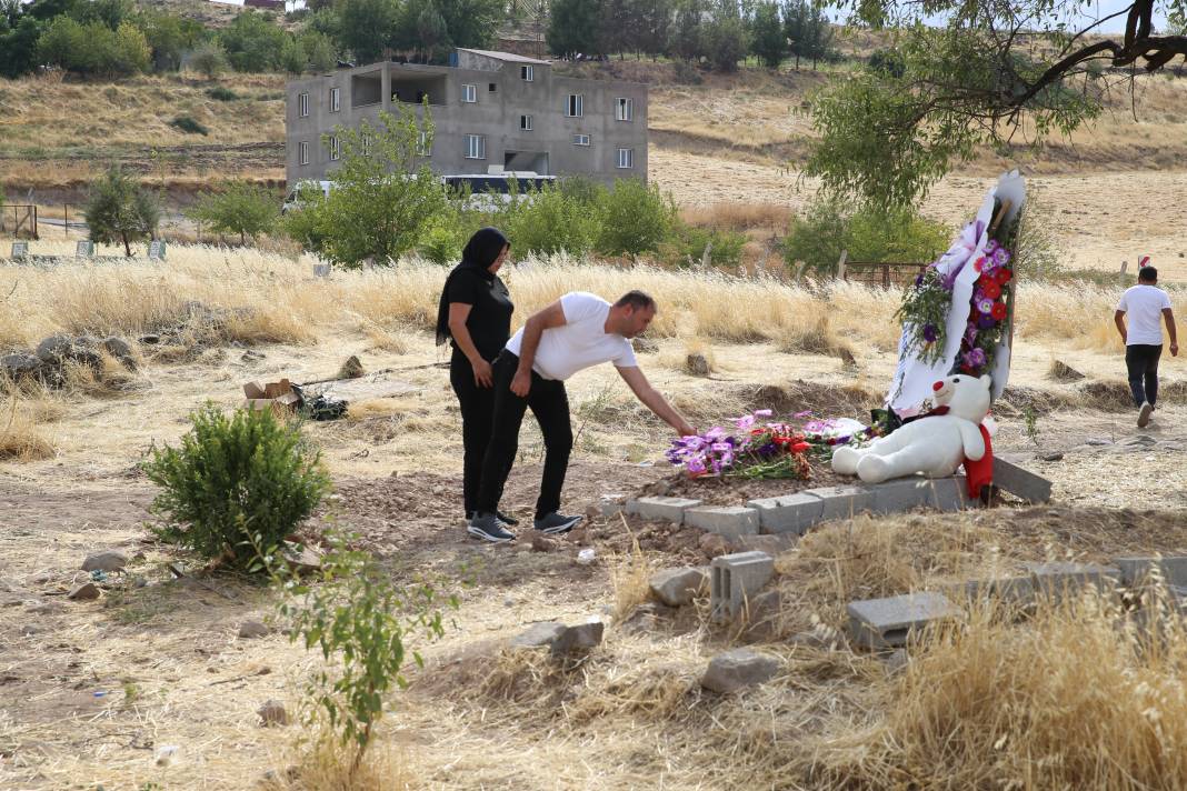 Narinciğin mezarına ziyaretçi akını: Yakın illerden gelip ağlıyorlar 4