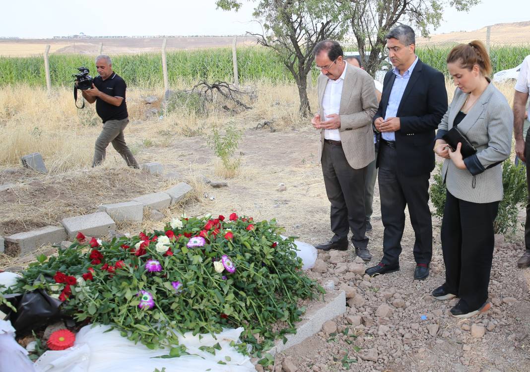 Narinciğin mezarına ziyaretçi akını: Yakın illerden gelip ağlıyorlar 9