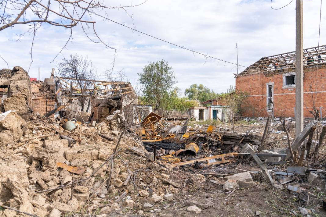 Rusya  yerleşim yerini bombaladı! Kasaba hayalet kente döndü 1