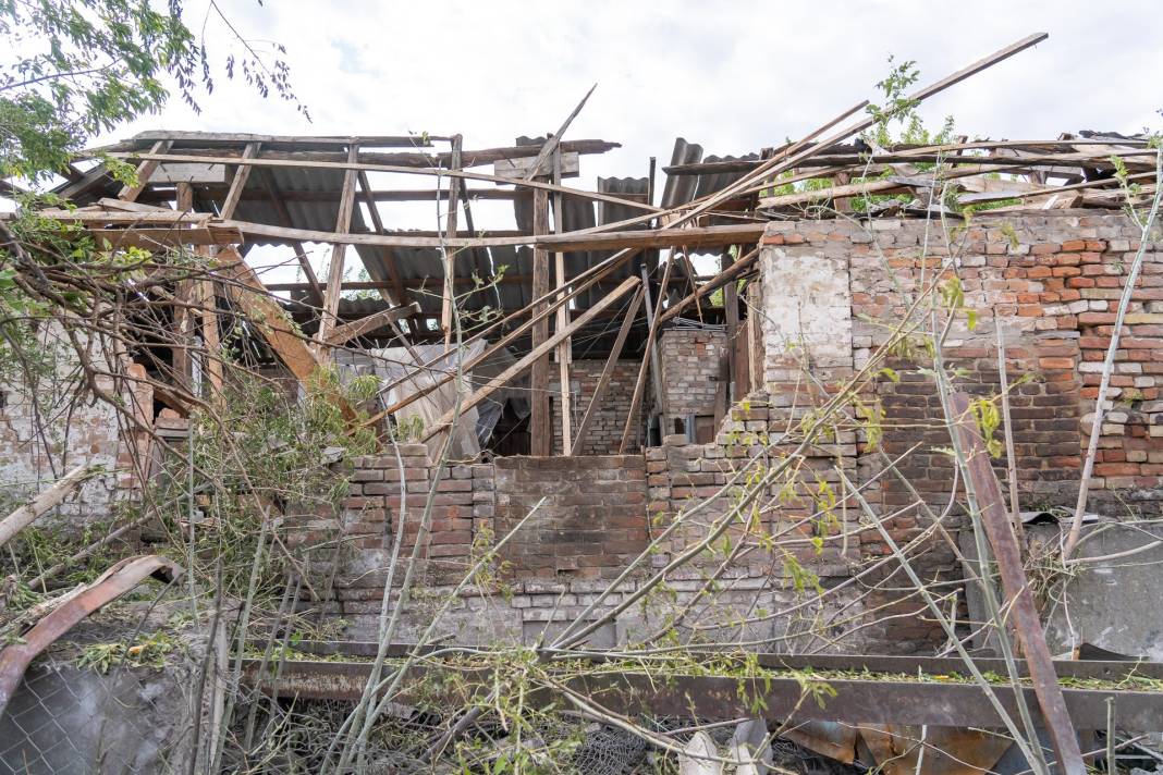 Rusya  yerleşim yerini bombaladı! Kasaba hayalet kente döndü 2