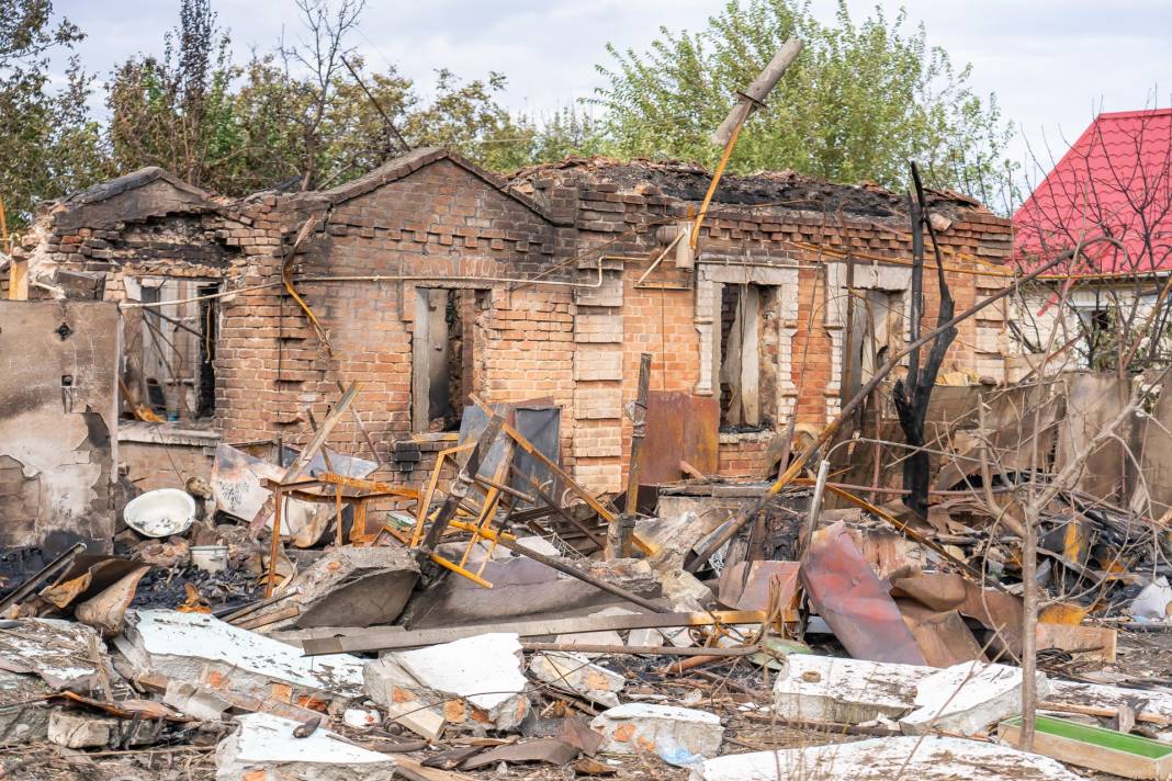 Rusya  yerleşim yerini bombaladı! Kasaba hayalet kente döndü 3