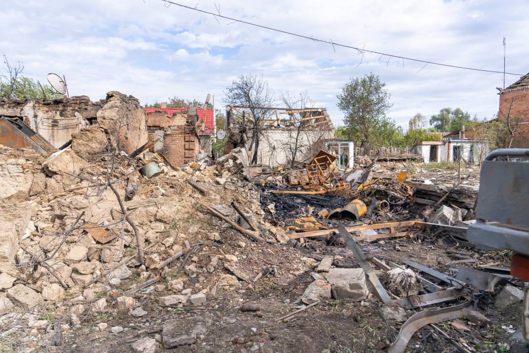 Rusya  yerleşim yerini bombaladı! Kasaba hayalet kente döndü 4