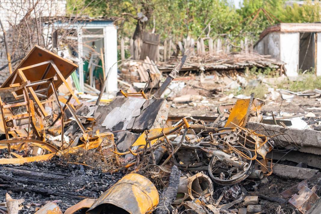 Rusya  yerleşim yerini bombaladı! Kasaba hayalet kente döndü 5