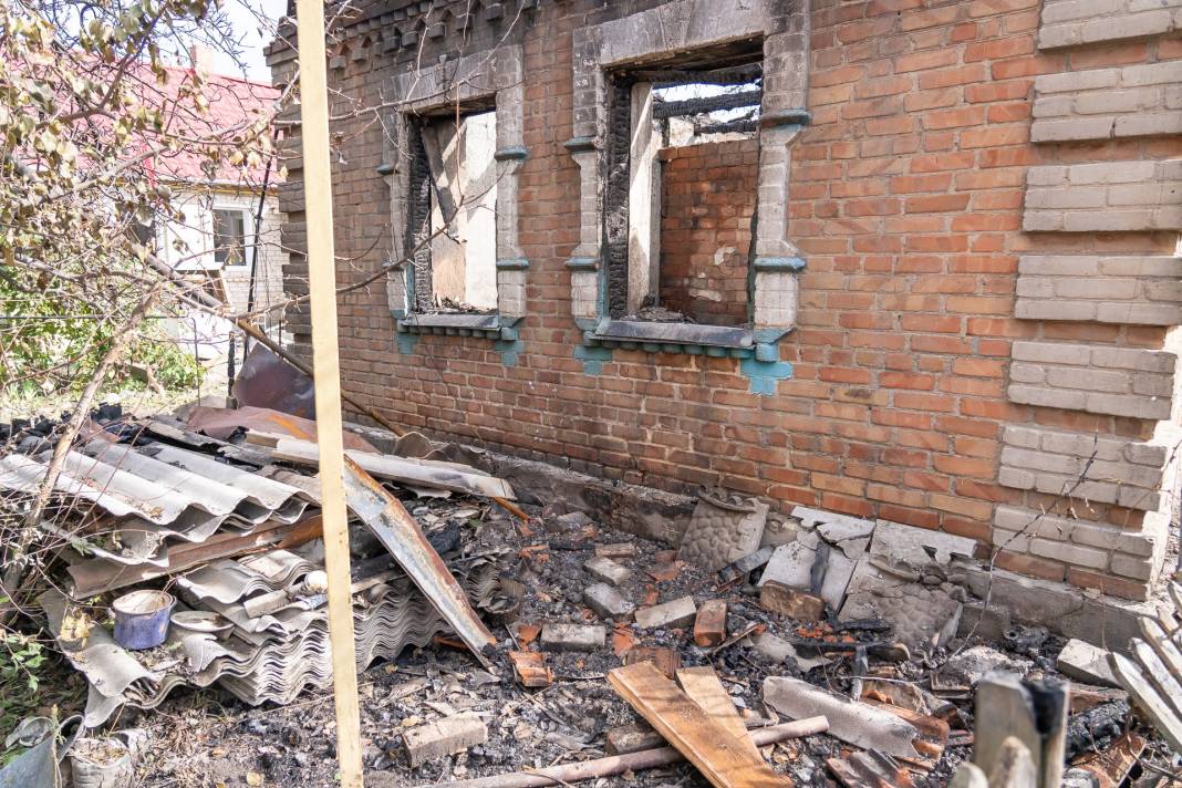 Rusya  yerleşim yerini bombaladı! Kasaba hayalet kente döndü 6