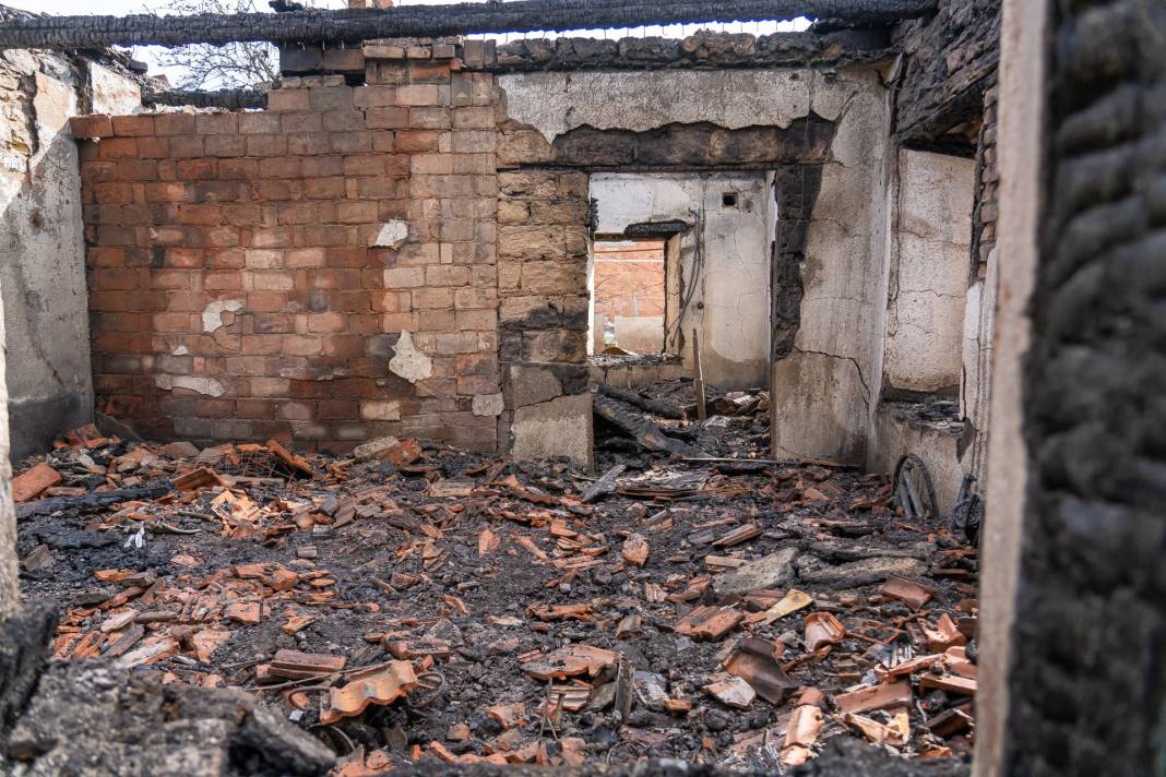 Rusya  yerleşim yerini bombaladı! Kasaba hayalet kente döndü 7