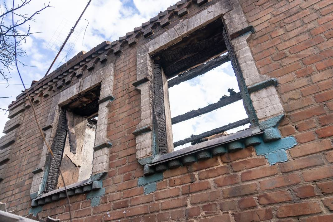 Rusya  yerleşim yerini bombaladı! Kasaba hayalet kente döndü 9