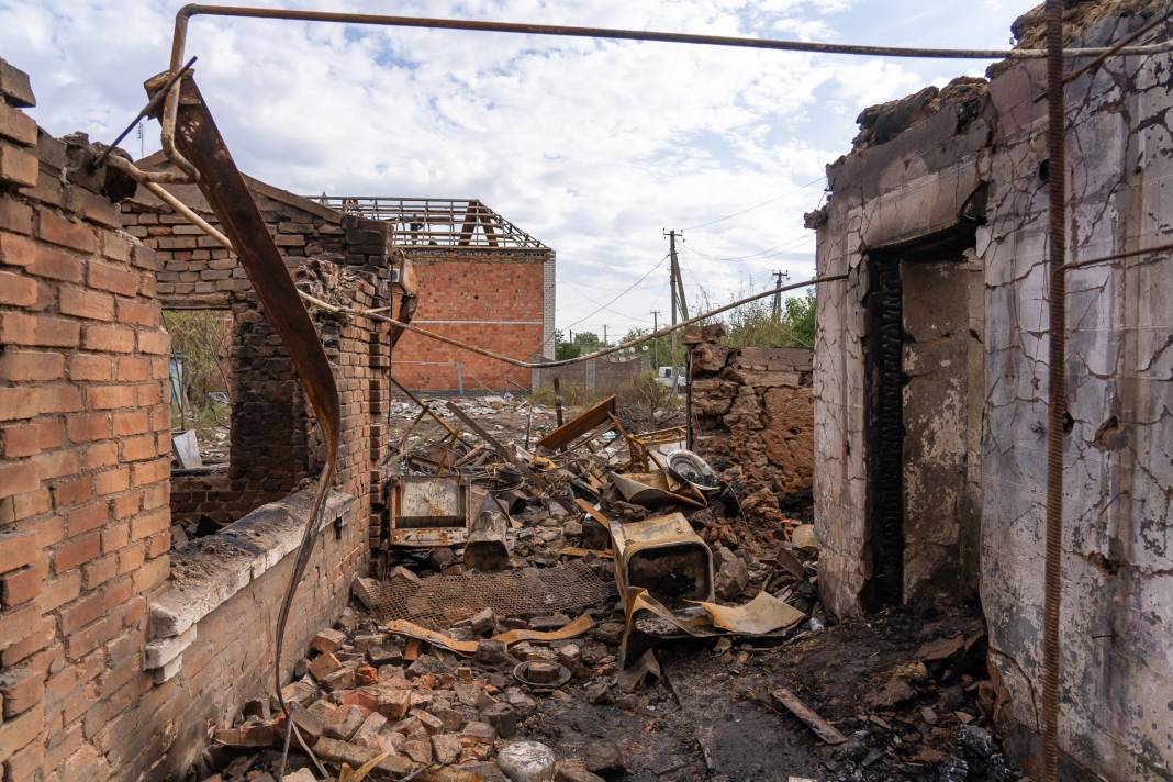 Rusya  yerleşim yerini bombaladı! Kasaba hayalet kente döndü 11