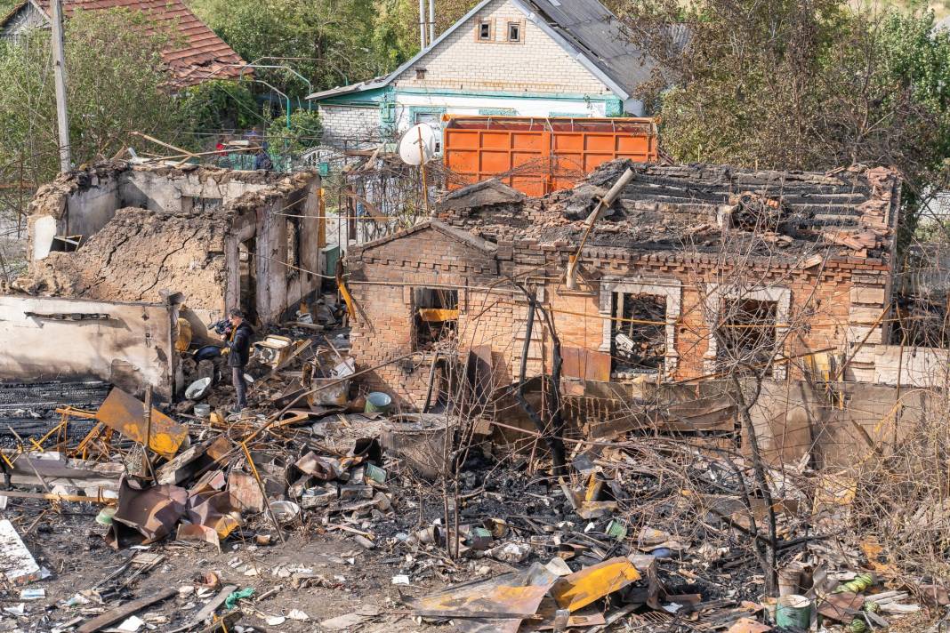 Rusya  yerleşim yerini bombaladı! Kasaba hayalet kente döndü 13