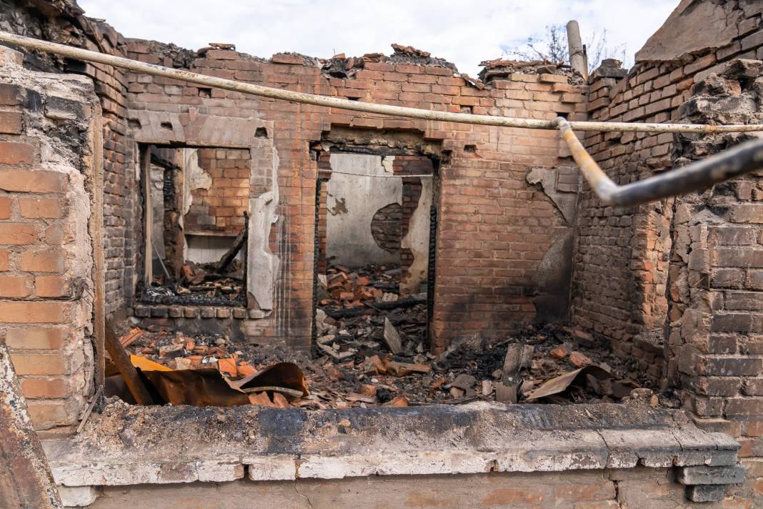 Rusya  yerleşim yerini bombaladı! Kasaba hayalet kente döndü 15