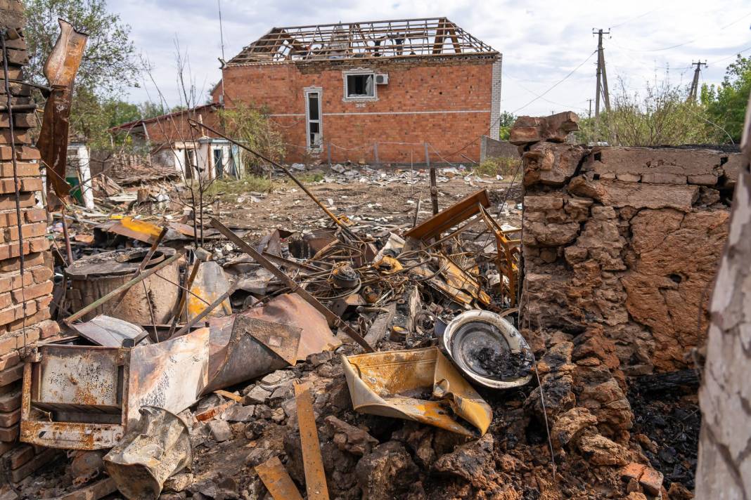 Rusya  yerleşim yerini bombaladı! Kasaba hayalet kente döndü 14