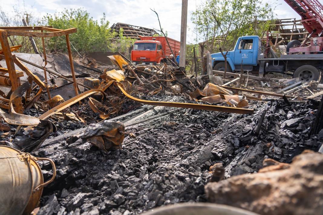 Rusya  yerleşim yerini bombaladı! Kasaba hayalet kente döndü 17