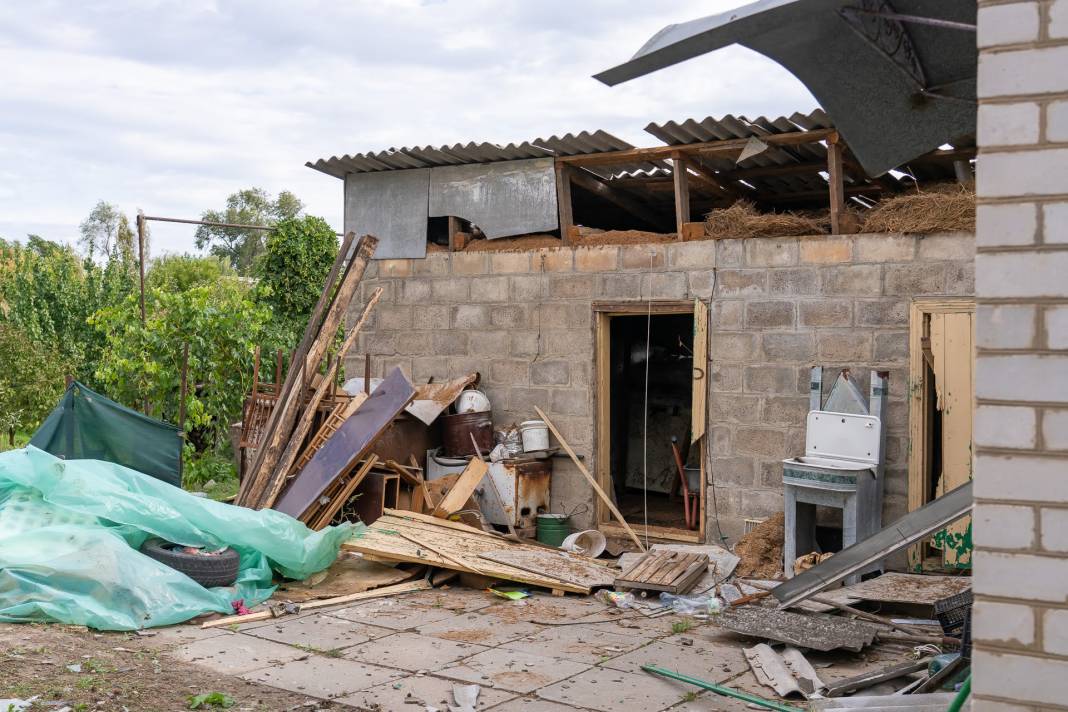 Rusya  yerleşim yerini bombaladı! Kasaba hayalet kente döndü 20
