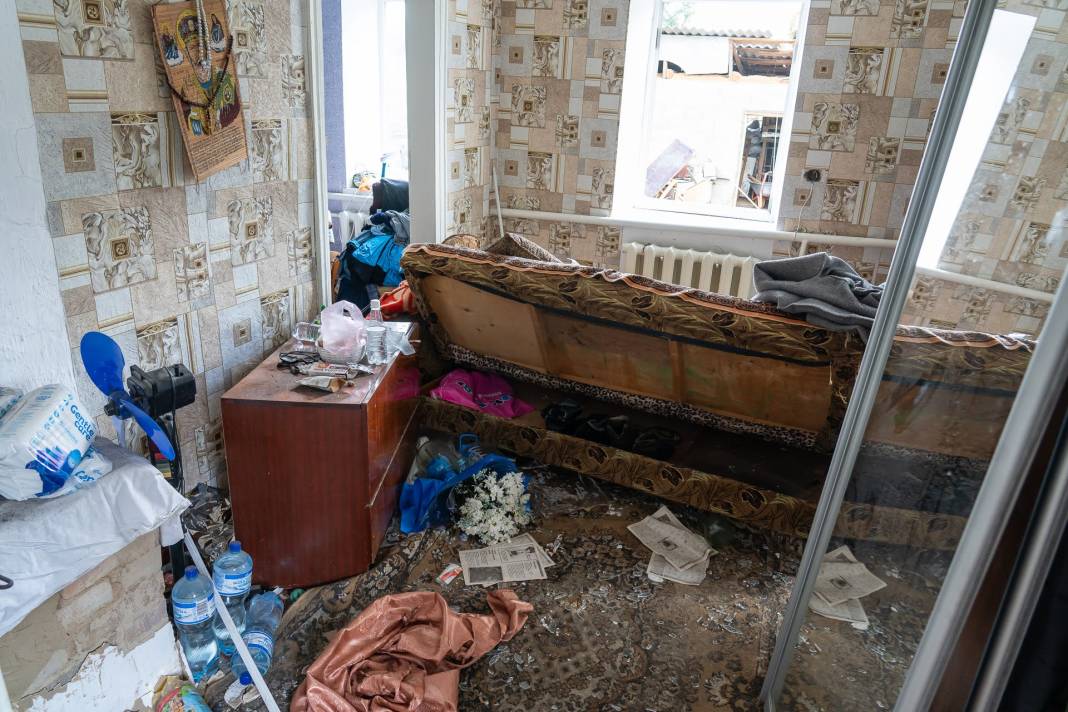 Rusya  yerleşim yerini bombaladı! Kasaba hayalet kente döndü 22