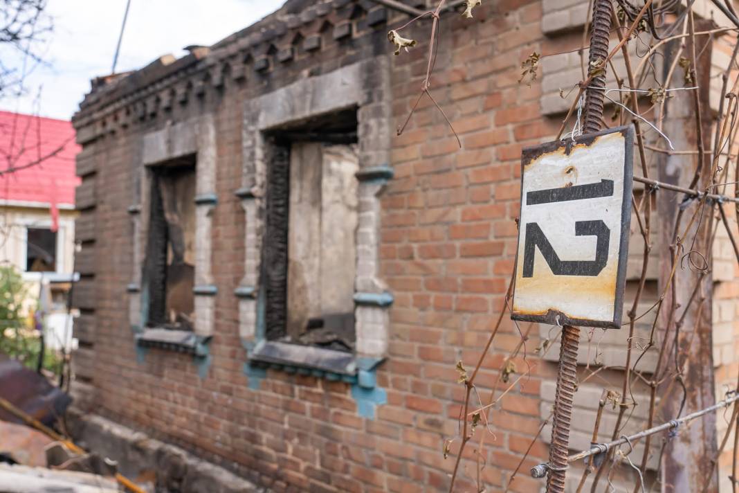 Rusya  yerleşim yerini bombaladı! Kasaba hayalet kente döndü 23