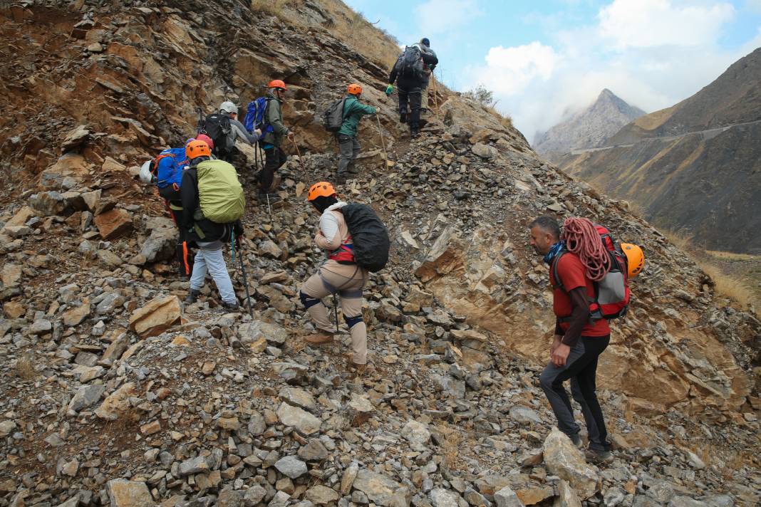 Hakkari'nin saklı hazinesi için tırmandılar 7