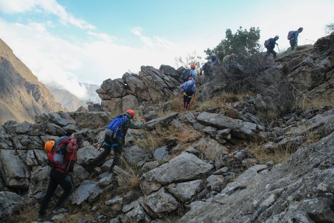 Hakkari'nin saklı hazinesi için tırmandılar 4