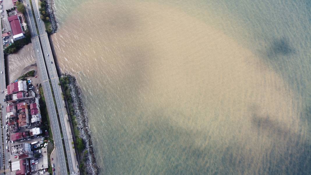 Trabzon’da sel sonrası Karadeniz renk değiştirdi 1