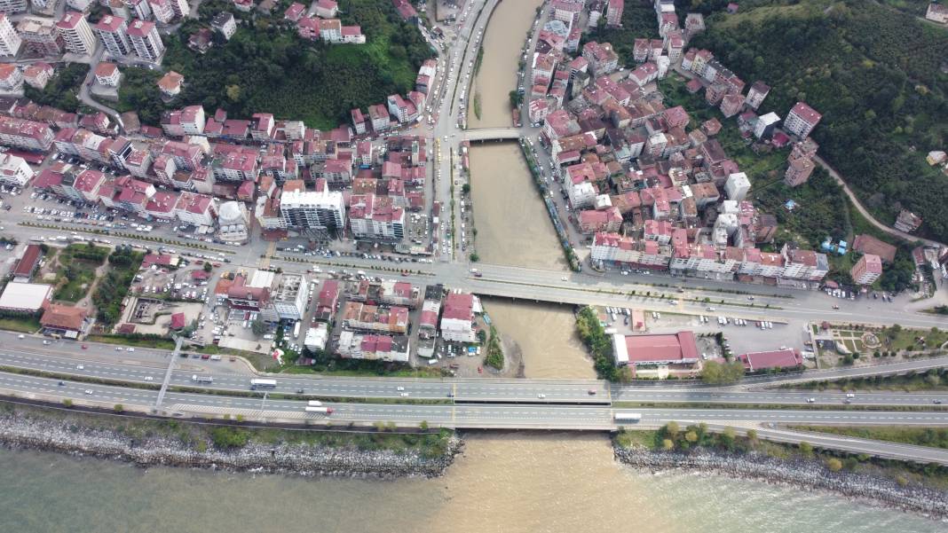 Trabzon’da sel sonrası Karadeniz renk değiştirdi 2