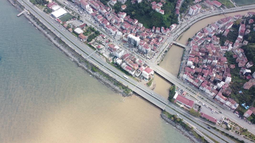 Trabzon’da sel sonrası Karadeniz renk değiştirdi 3