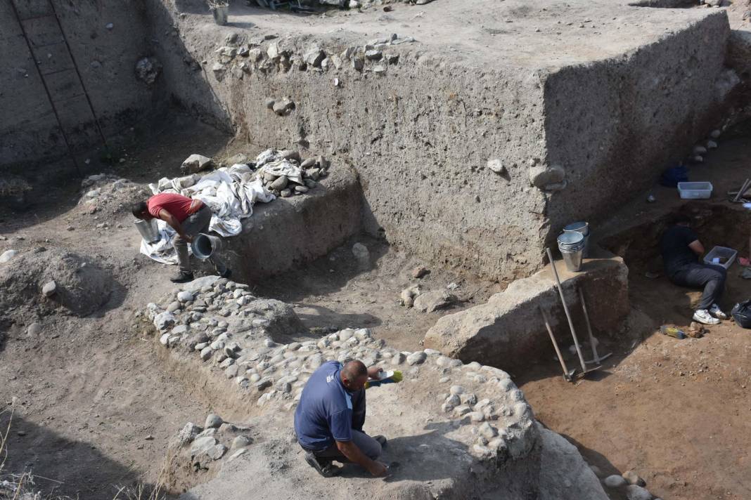 İzmir'de bulundu! Tam 7 bin 800 yıllık sapı kürek kemiğinden yapılmış 1