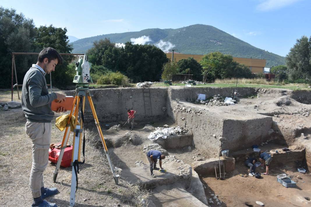 İzmir'de bulundu! Tam 7 bin 800 yıllık sapı kürek kemiğinden yapılmış 2