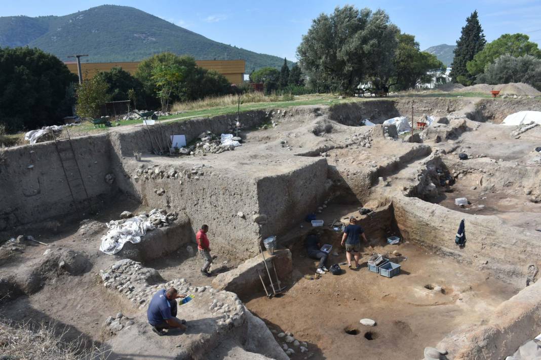 İzmir'de bulundu! Tam 7 bin 800 yıllık sapı kürek kemiğinden yapılmış 3