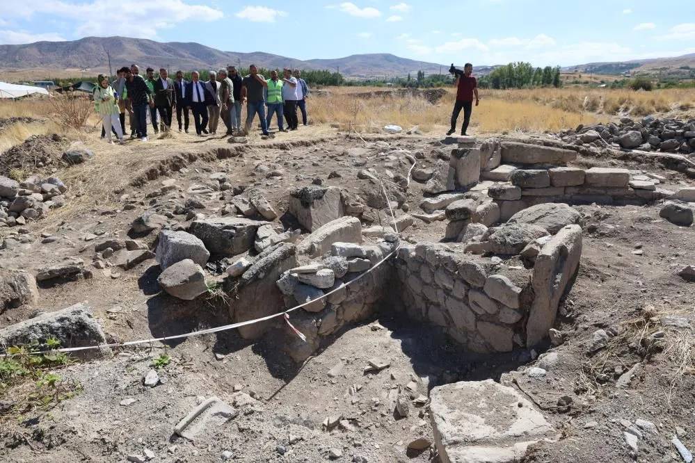 Arsayı 120 bin TL'ye aldı. Fidan dikmek isterken hazine buldu 4