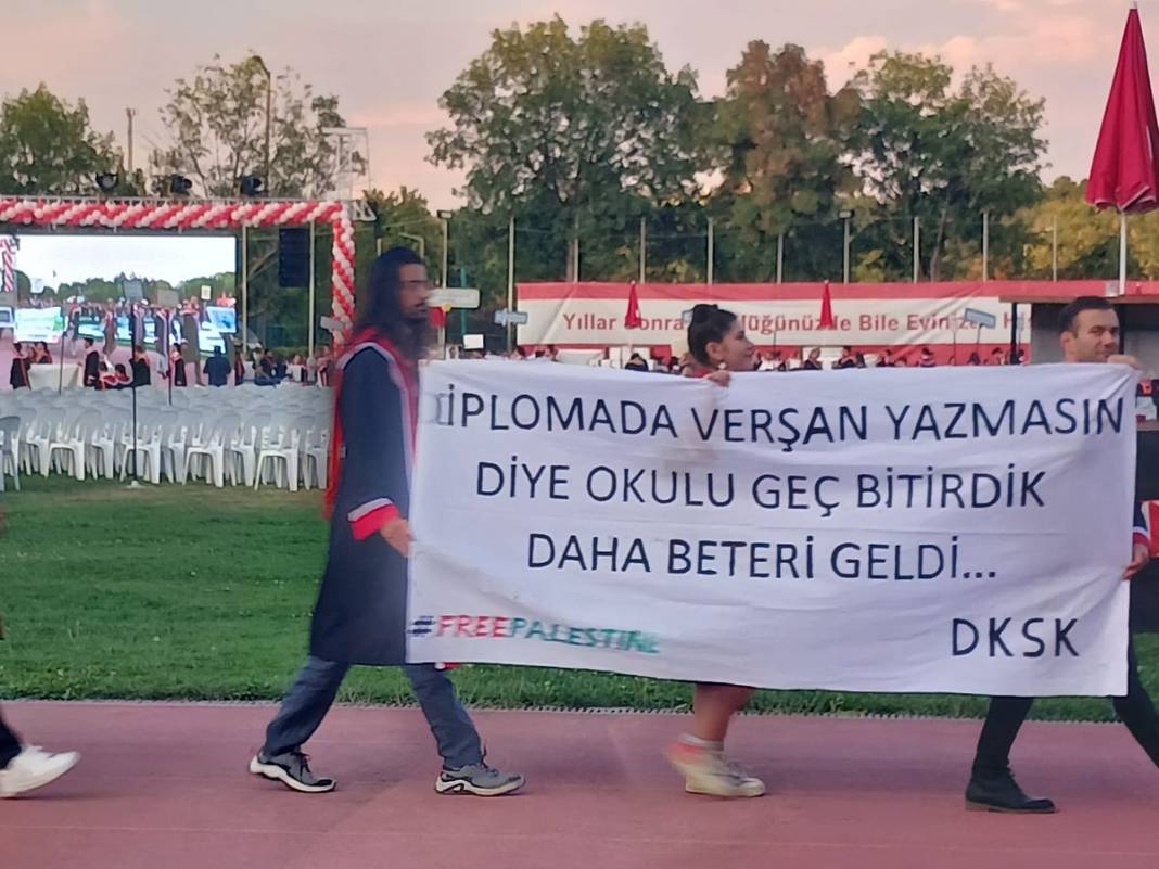 ODTÜ mezuniyetinde bu yıl da pankartlar konuştu 1