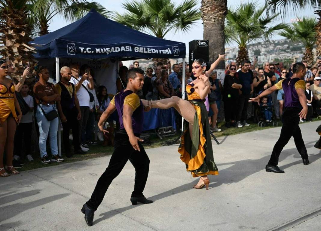 Uluslararası Kuşadası Sokak Festivali renkli etkinliklerle devam ediyor 9