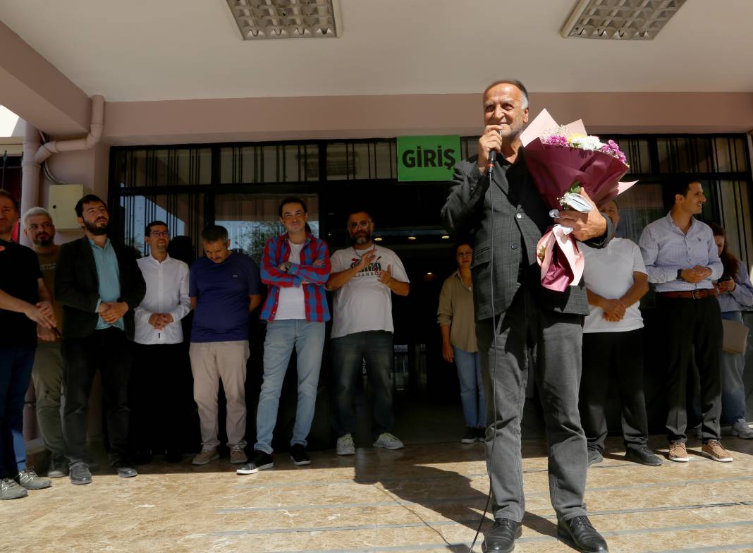 42 yıllık öğretmene duygusal veda! Gözyaşlarına hakim olamadı 3