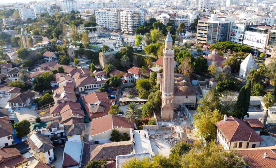 Antalya'nın göbeğinde öğrenci hücreleri ve çok sayıda mezar keşfedildi 1