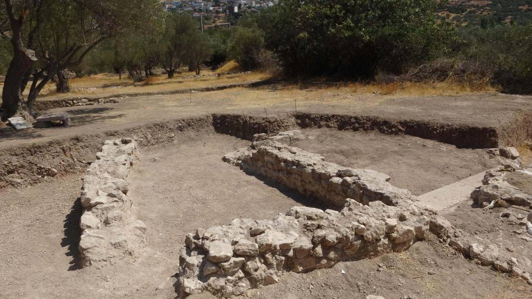 Apollon Smintheus Kutsal Alanı'ndaki kazılarda kadın ve çocuk iskeleti bulundu 4