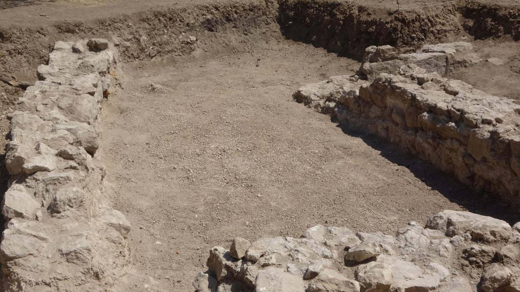 Apollon Smintheus Kutsal Alanı'ndaki kazılarda kadın ve çocuk iskeleti bulundu 1