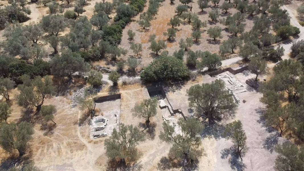 Apollon Smintheus Kutsal Alanı'ndaki kazılarda kadın ve çocuk iskeleti bulundu 6