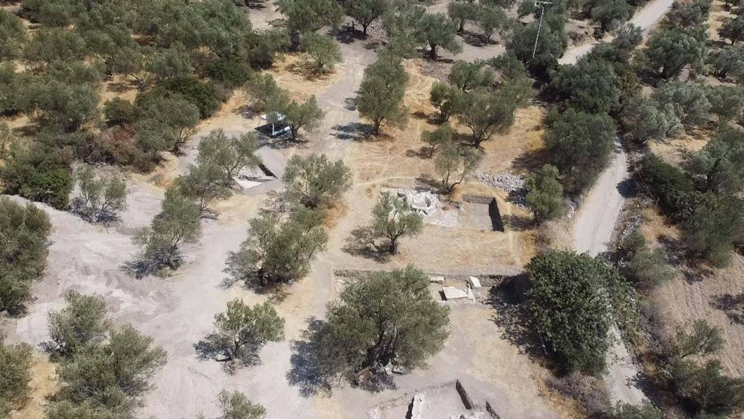 Apollon Smintheus Kutsal Alanı'ndaki kazılarda kadın ve çocuk iskeleti bulundu 5