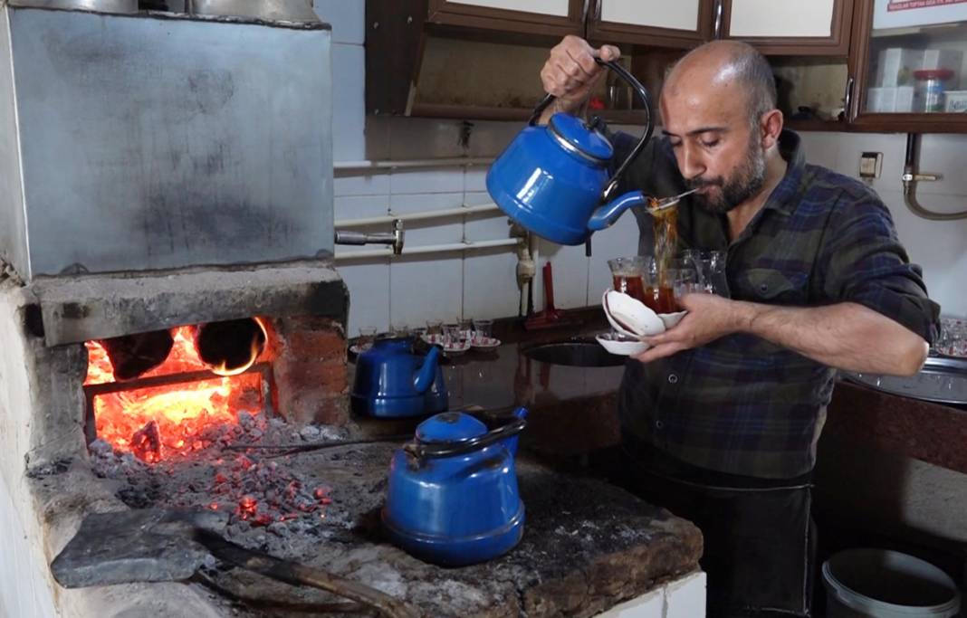 Çay servisine yeni soluk! Ağzında süzgeçle hız tanımıyor 3